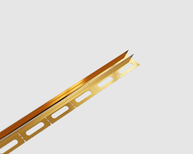 Fliesenschiene L-Profil aus goldfarbenem Metall für den Kantenabschluss von Fliesenbelägen.