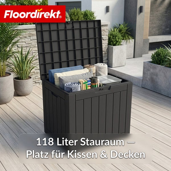 Geöffnete, graue Gartenbox mit Kissen und Decken im Außenbereich