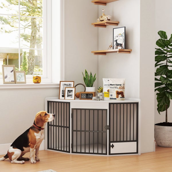 Eck-Hundekäfig aus Holz und Metall, als Möbelstück nutzbar, in einem hellen, organisierten Wohnzimmer mit einem Hund.