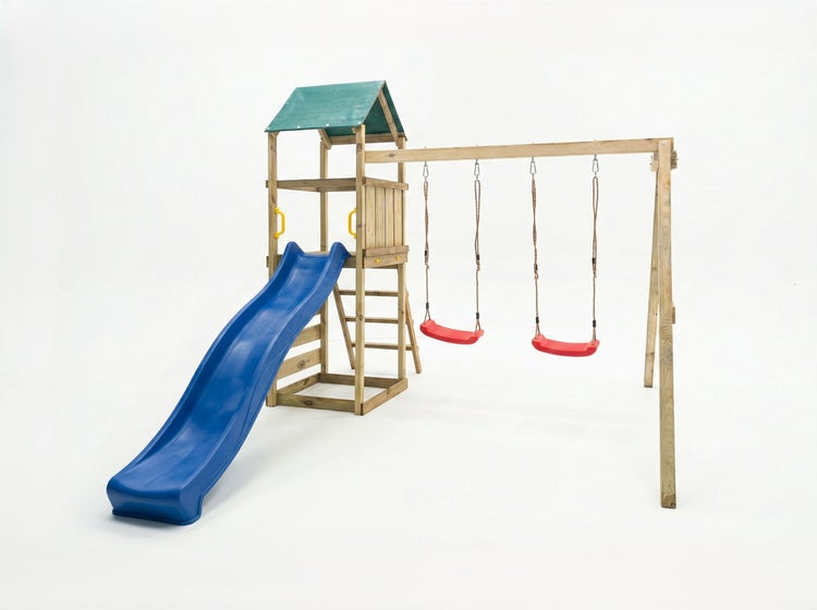 Kletterturm aus Holz mit blauer Wellenrutsche, zwei roten Schaukeln und grünem Dach.