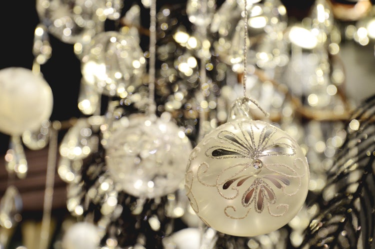 Kristall 8cm Kugeln mit Glasöse und weißem Dekor, mundgeblasen, handdekoriert, 9 Stck., Weihnachtsbaumkugeln, Christbaumschmuck, Weihnachtsbaumanhänger