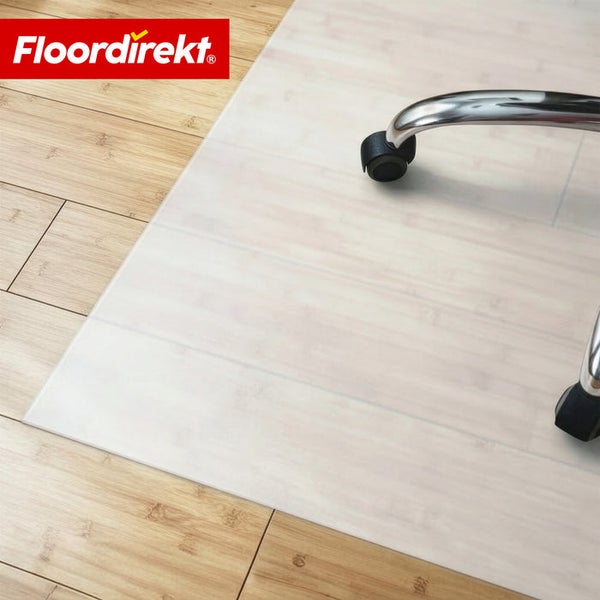 Bürostuhlunterlage auf Holzboden mit FloorDirekt Logo