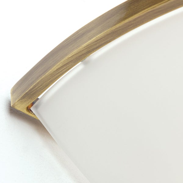 Detailaufnahme einer Wandleuchte mit gebürsteter Metallfassung und mattem Glasdiffusor.