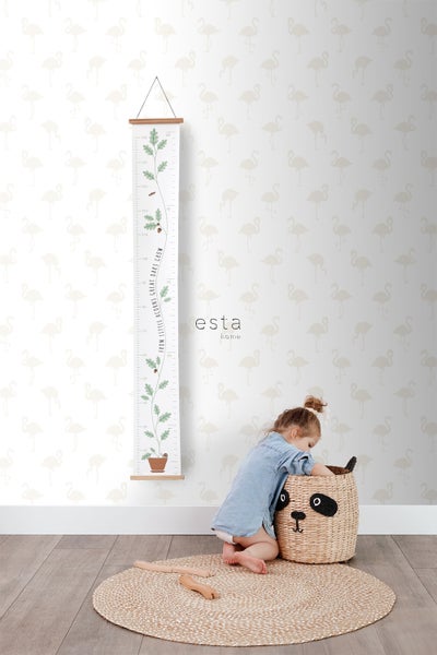 Szene mit einem Kind, das neben einem Panda-Aufbewahrungskorb und einer Wachstumstabelle steht