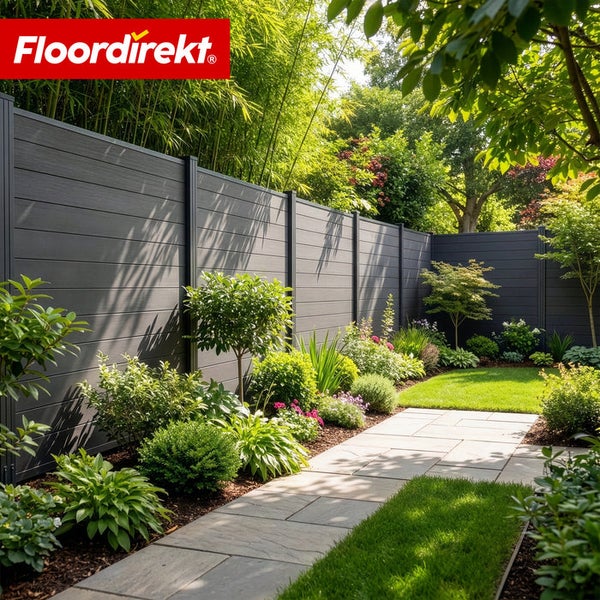 Garten mit grauen Sichtschutzzaun und gepflastertem Weg