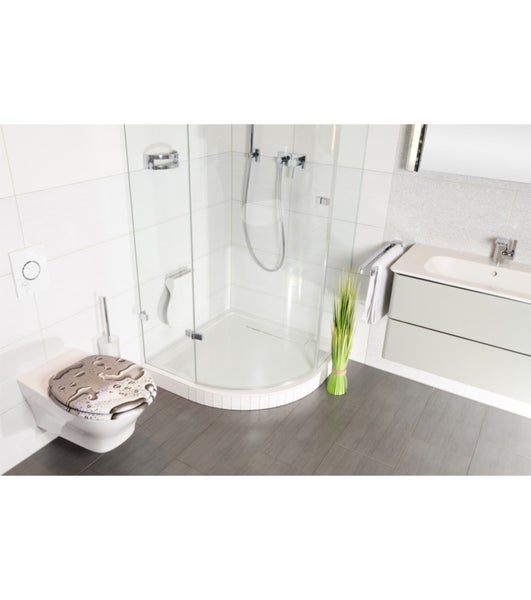 Modernes Badezimmer mit Glas-Duschkabine, hellem Waschtisch und wandhängendem WC mit einem WC-Sitz mit Wassertropfen-Motiv.