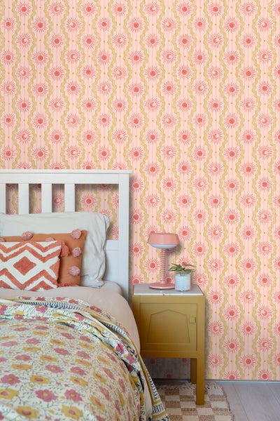 Dekoratives Schlafzimmer mit gemusterter Tapete, Bett und Nachttisch