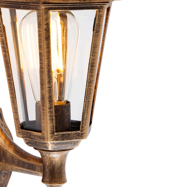Außenwandleuchte im antiken Design mit Patina-Effekt und sichtbarem Filament-Leuchtmittel.