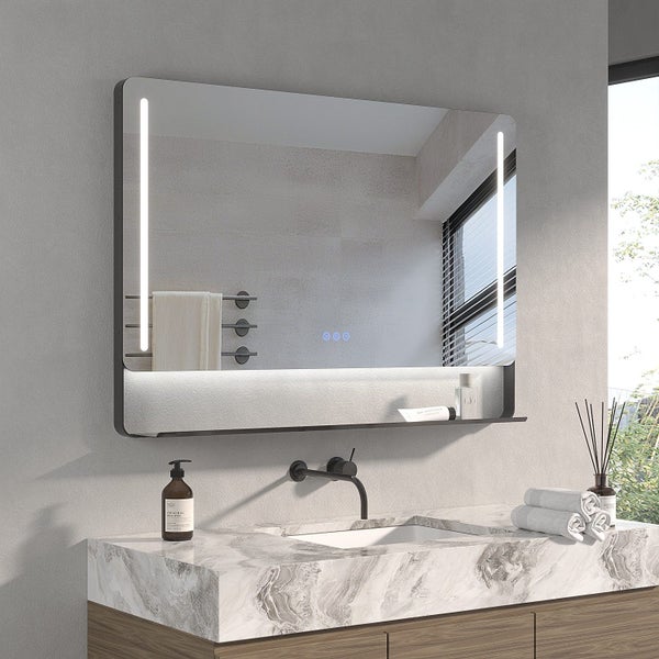 Beleuchteter Badezimmerspiegel mit integrierter Ablage und LED Leuchten über einem Waschtisch mit Marmorplatte in einem modernen Badezimmer.