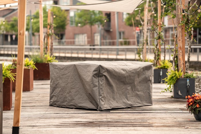 Abdeckung für Gartenmöbel auf einer Holzterrasse