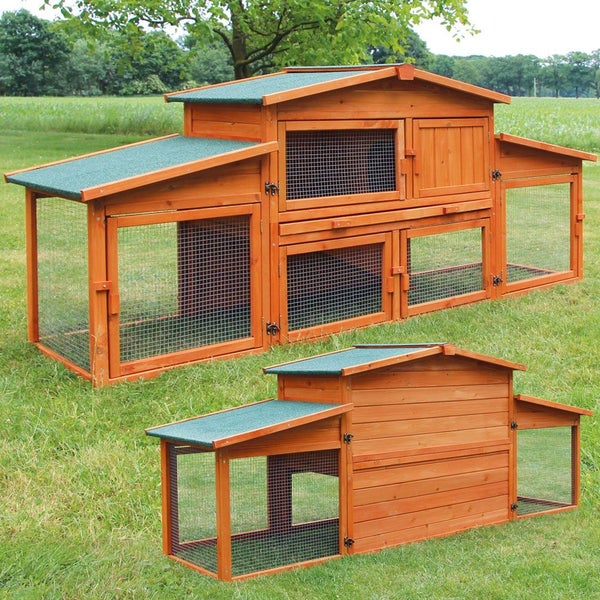 Zweistöckiger Kaninchenstall aus Holz mit integrierten Freilaufgehegen und witterungsbeständigem Dach aus grüner Mineralpappe.