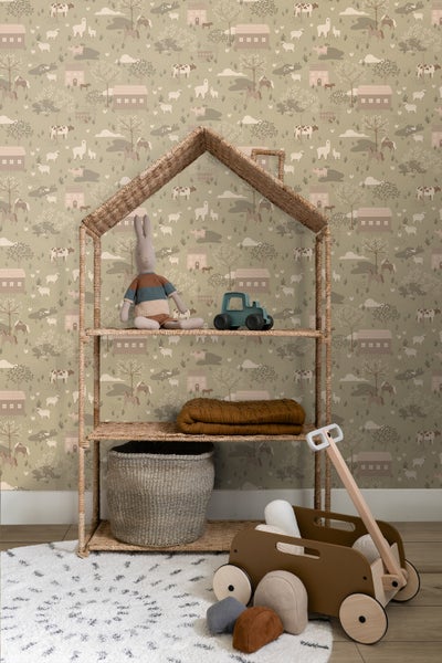 Kinderzimmer mit Bauernhof Tapete, Hausregal mit Spielzeug und Korb sowie Spielzeugwagen auf Teppich