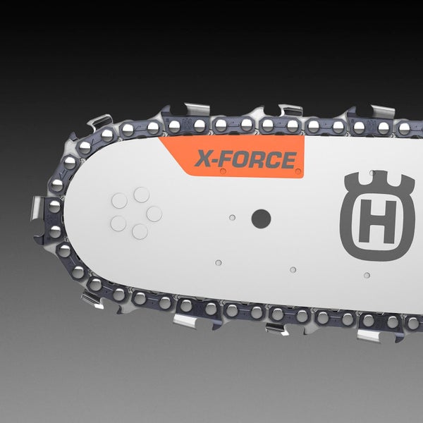 Nahaufnahme einer Kettensäge mit X-Force Schriftzug und Husqvarna Logo