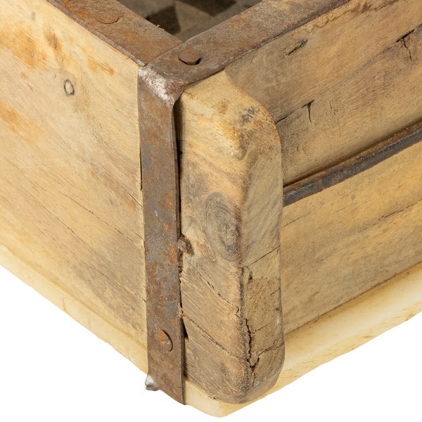 Detailansicht einer Holzkiste mit Metallecken