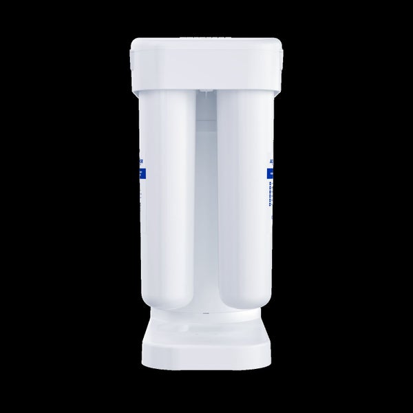 Weißes Wasserfiltersystem mit zwei Filterkartuschen, Gehäuse und Sockel.