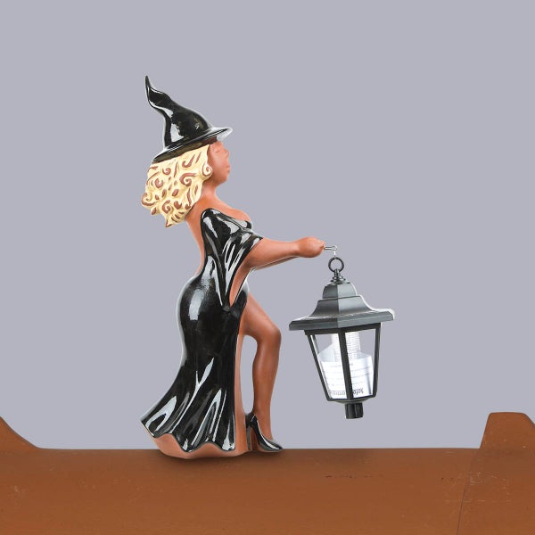 Firstfigur Hexe mit Laterne aus Keramik für das Dach.