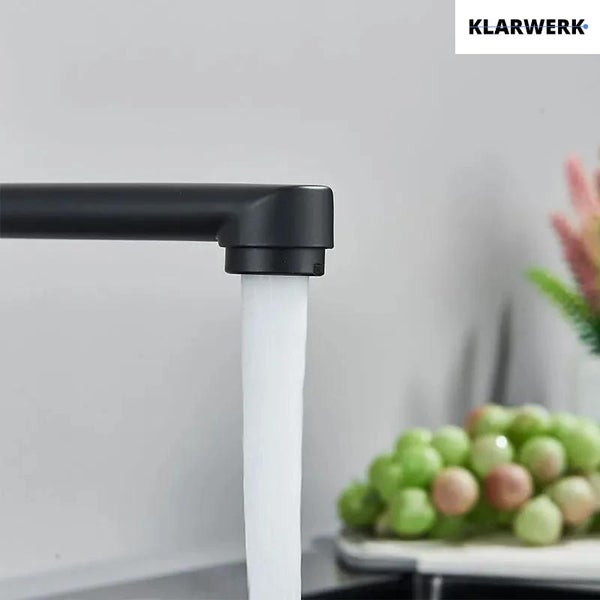 Klarwerk Küchenarmatur mit fließendem Wasserstrahl in einer modernen Küche