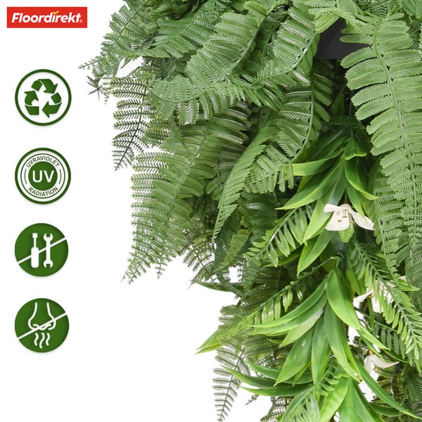 Künstliche Wandbegrünung mit Farnen und Blättern. Floordirekt Logo. Recyclebar, UV-beständig, werkzeuglose Montage, geruchsneutral.