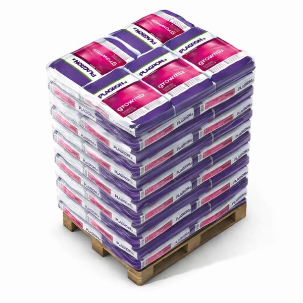 Plagron Growmix Blumenerde gestapelt auf einer Holzpalette.