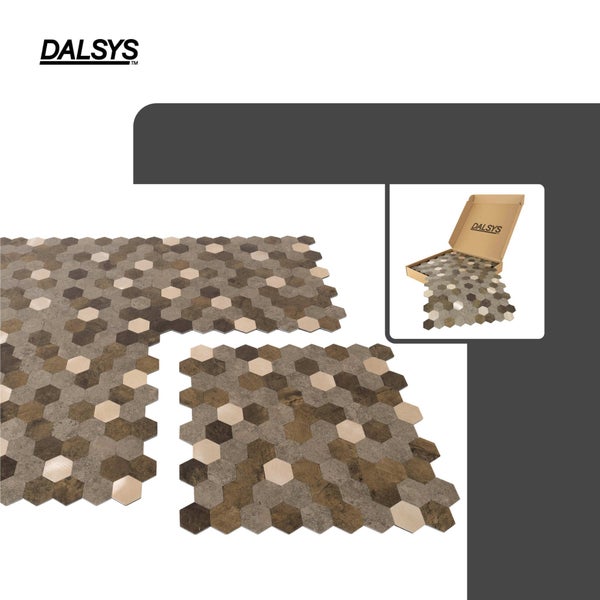 Dalsys Logo, selbstklebende sechseckige Mosaikfliesen in Brauntönen und Produktverpackung.