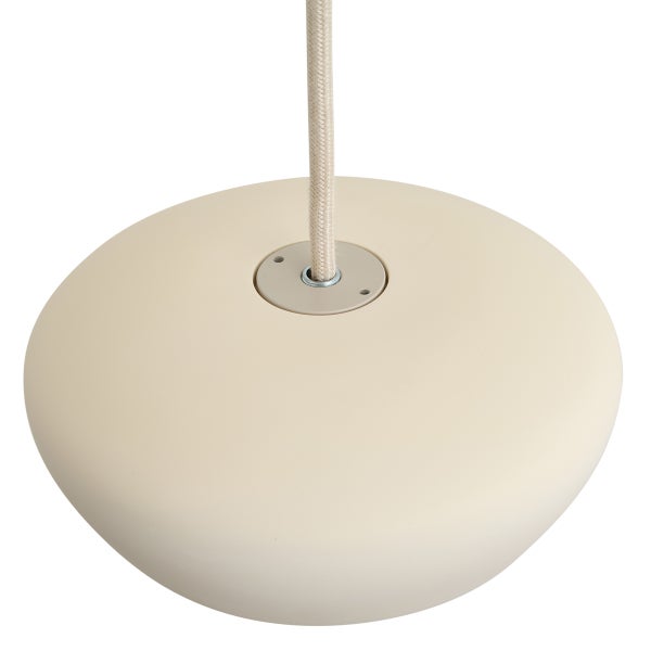 Moderne Pendelleuchte mit halbkugelförmigem Lampenschirm und stoffummanteltem Kabel für eine stilvolle Innenbeleuchtung.
