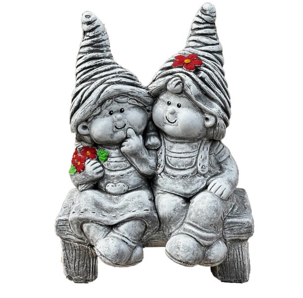 Gartenfigur sitzendes Zwergenpaar auf einer Bank aus wetterfestem Kunststein.