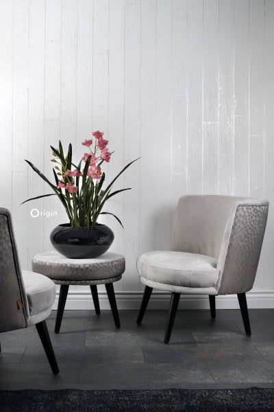 Dekorative Szene mit zwei Sesseln, einem Beistelltisch und einer Blumenvase