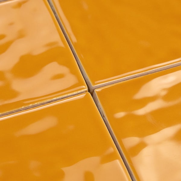 Quadratische Wandfliesen mit glänzender Oberfläche in einem Set von vier Fliesen.