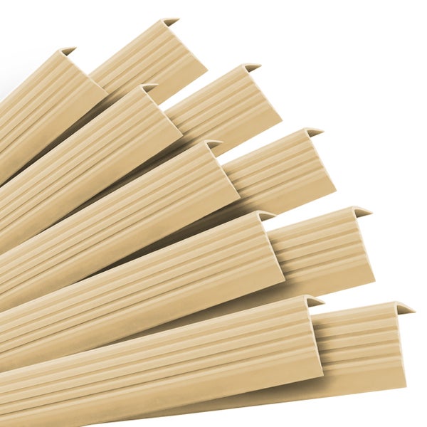 Mehrere Treppenkantenprofile aus Kunststoff