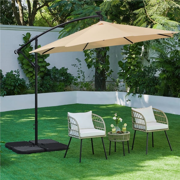 Gartenszene mit Ampelschirm, zwei Stühlen und kleinem Tisch auf Rasen