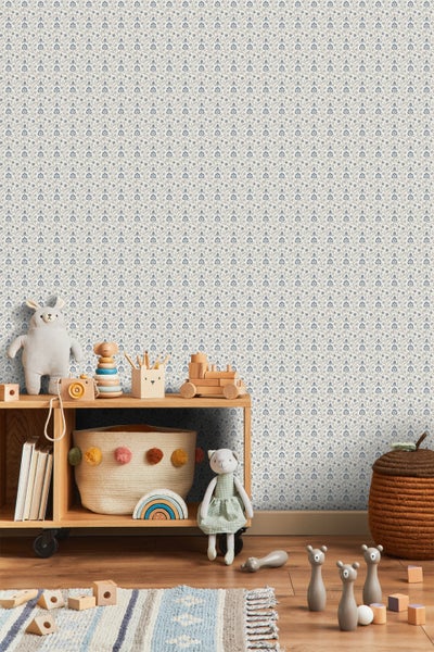 Kinderzimmer mit Blumentapete, Holzregal und Spielzeug