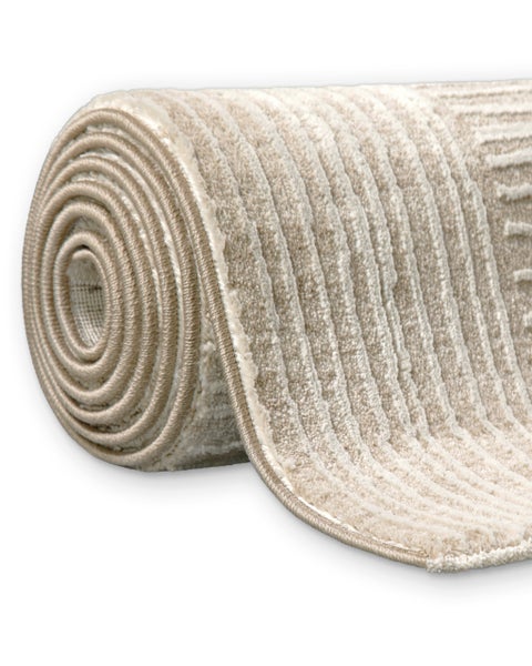 Gerollter Teppich mit strukturierter Oberfläche und eingefasstem Rand.