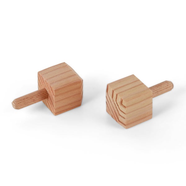 Zwei Holzdübel mit quadratischem Kopf