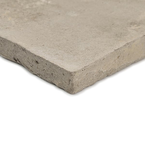 Steinplatte mit rustikaler Oberfläche und unebenen Kanten