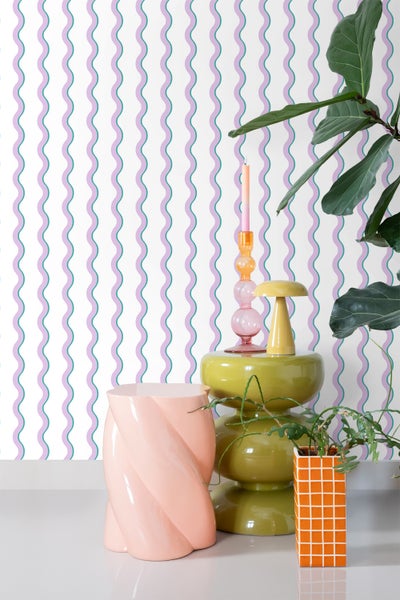 Szene mit gestreifter Tapete und verschiedenen Dekorationsgegenständen.