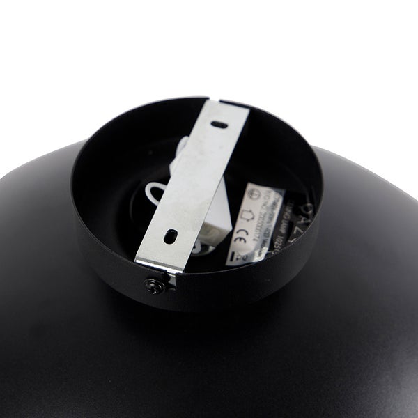 Innenansicht einer schwarzen Deckenleuchte mit Montagebügel