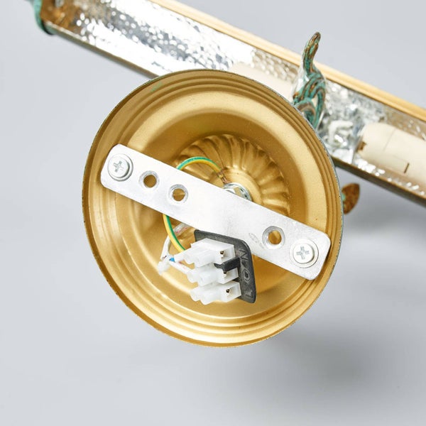 Detailansicht einer Lampenhalterung mit elektrischen Anschlüssen.