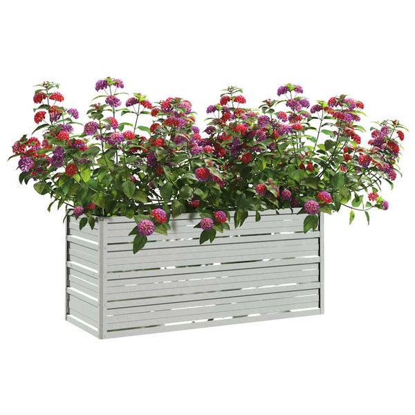 Rechteckiger Pflanzkasten aus Metall mit horizontalen Lamellen bepflanzt mit blühenden Sommerfliedern als Gartendekoration.