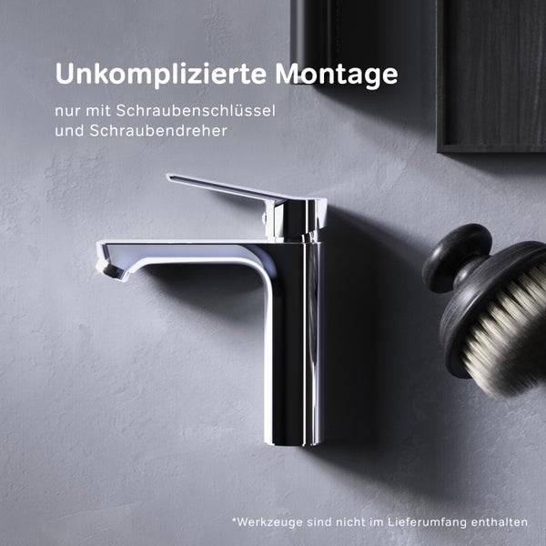 Moderne Waschtischarmatur in Chromoptik mit Informationen zur einfachen Montage mit Schraubenschlüssel und Schraubendreher.