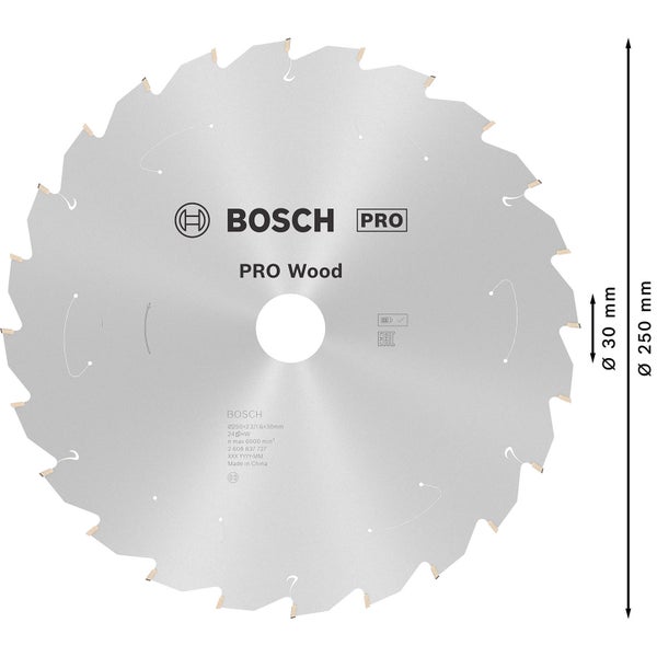 Gartenmöbelset mit Tisch und vier Stühlen auf einer Terrasse