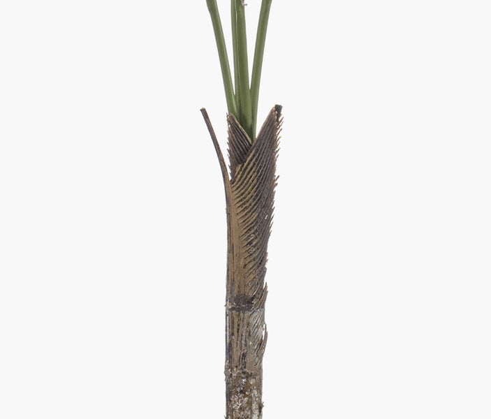 Detailansicht des naturgetreuen Stammes einer künstlichen Palme mit grünen Blattstielen.