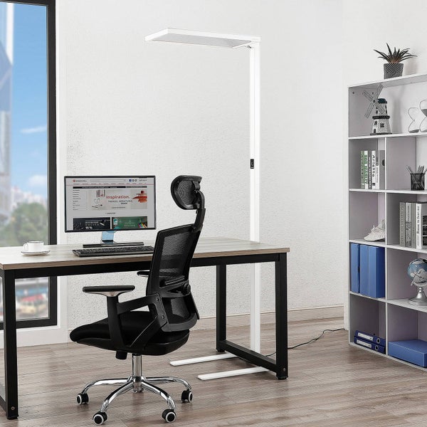 Weiße LED-Bürostehleuchte mit flachem Kopf in einem modernen Arbeitszimmer neben einem Schreibtisch und einem ergonomischen Bürostuhl.
