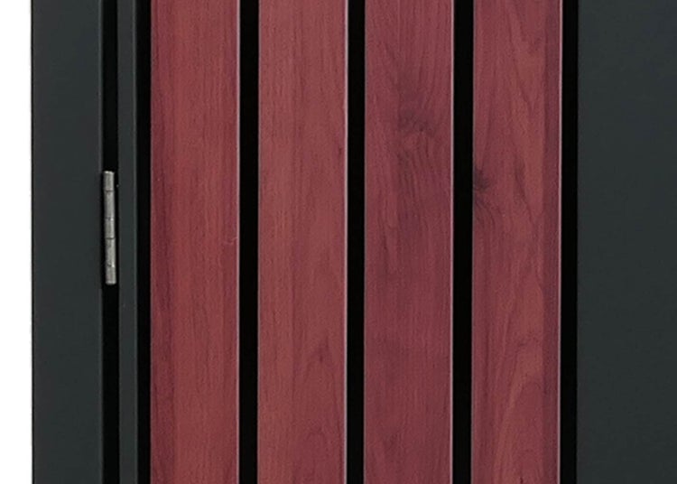 Detailansicht einer Tür mit Holzpaneelen und Beschlägen