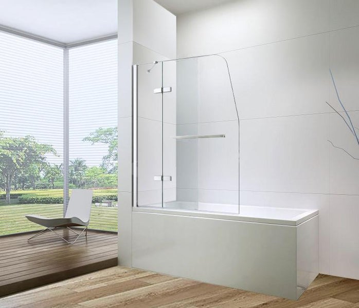 Badewanne mit Badewannenaufsatz aus Glas im Badezimmer