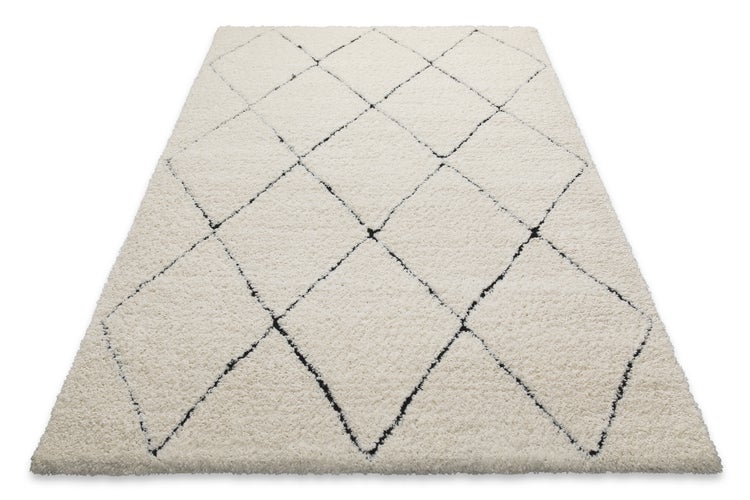 Hochflor-Teppich mit Rautenmuster, cremeweiß mit schwarzen Linien.