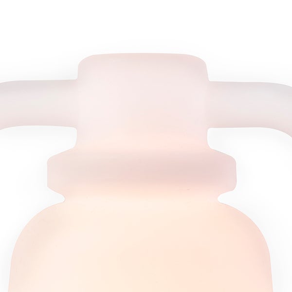 Nahaufnahme eines Lampenschirms aus mattiertem Glas für eine Wandleuchte.