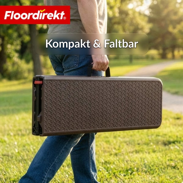 Eine Person trägt eine zusammengeklappte, braune Bodenschutzmatte der Marke Floordirekt.