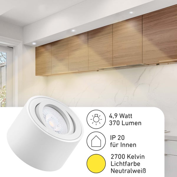 Weißer Aufputz-LED-Spot in Küche mit Holzschränken. 4,9 Watt, 370 Lumen, Schutzart IP20 für innen, Lichtfarbe 2700 Kelvin Neutralweiß.