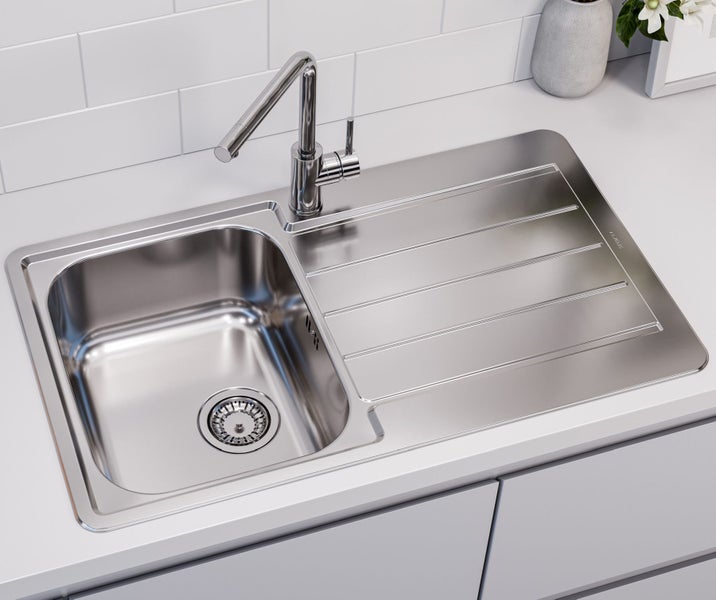 Einbau-Spüle aus Edelstahl mit einem Becken und Abtropffläche sowie einer montierten Küchenarmatur in einer modernen Küchenzeile