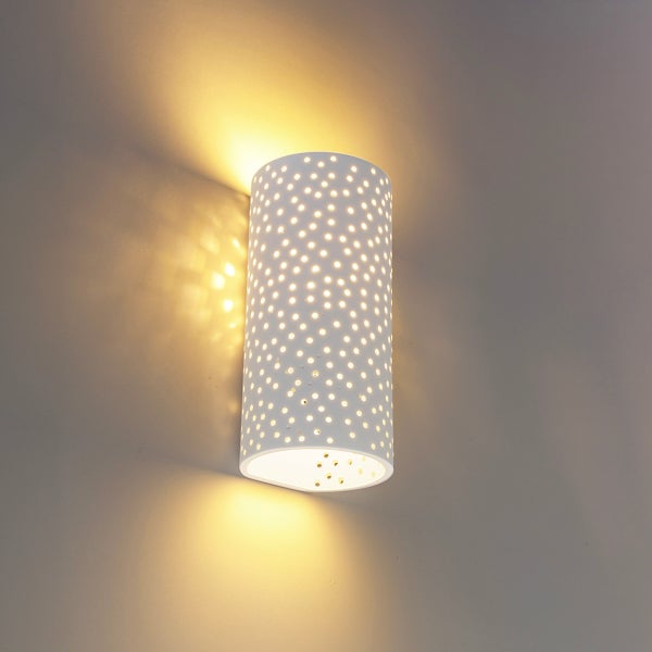 Weiße Wandleuchte mit Punktmuster für Innenräume